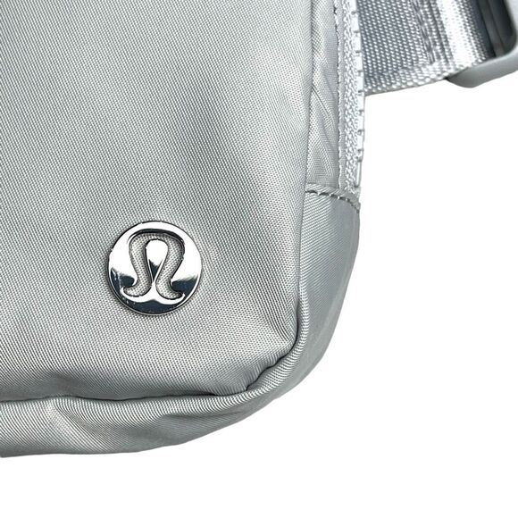 NEW! Hands-Free Lululemon 1L Belt Bag in Silver Drop & White (NWT) - Picture 3 of 16